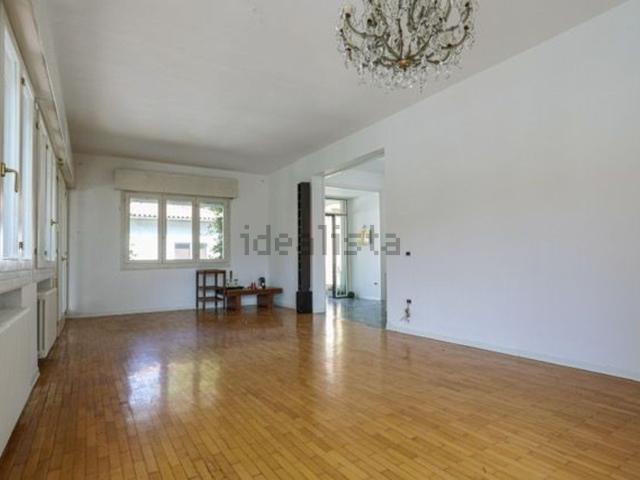 Case e ville in vendita di 385 m² in Via Tre Garofani