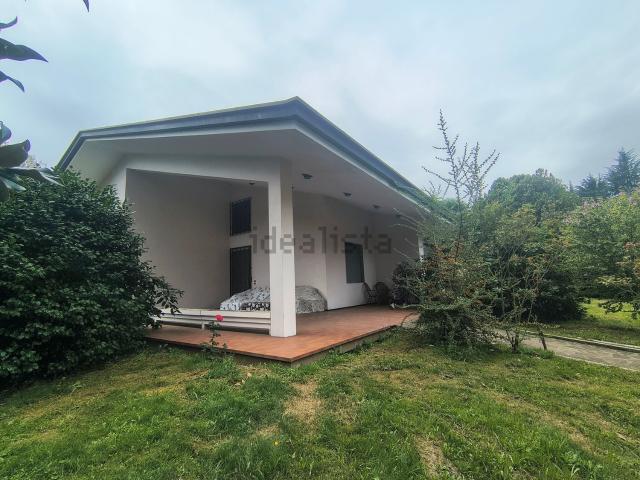 Case e ville in vendita di 385 m² in Viale Sandro Pertini