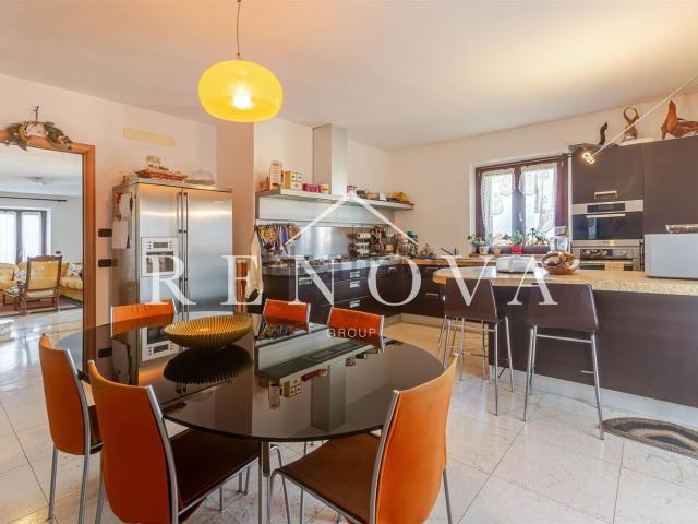 Case e ville in vendita di 385 m² in Località Brentani, 16