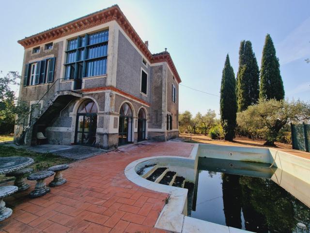 Case e ville in vendita di 385 m² in Strada Amelia Giove, 38