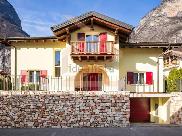 Case e ville in vendita di 386 m² in Via Feldi, 10