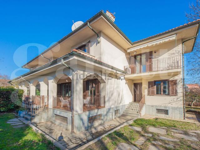 Case e ville in vendita di 386 m² in Corso Alcide de Gasperi, 53