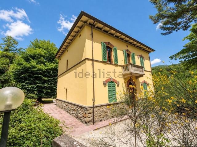 Case e ville in vendita di 387 m² in Via Giacomo Puccini