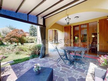 Case e ville in vendita di 387 m² in Via Passirano, 20