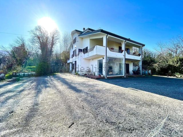 Case e ville in vendita di 388 m² in Via del Sambuco, 4