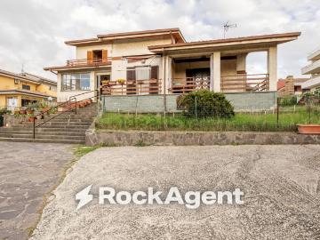 Case e ville in vendita di 388 m² in Via di Valle Muricana, 674