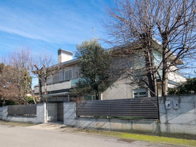 Case e ville in vendita di 388 m² in Via Fratelli Olgiati