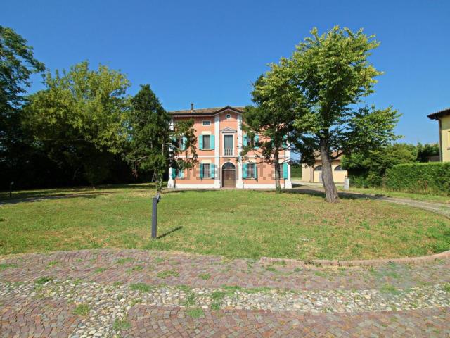 Case e ville in vendita di 388 m² in Via Prov.Carpi/Guastalla