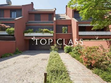 Case e ville in vendita di 389 m² in Via Guglielmo Marconi, 1