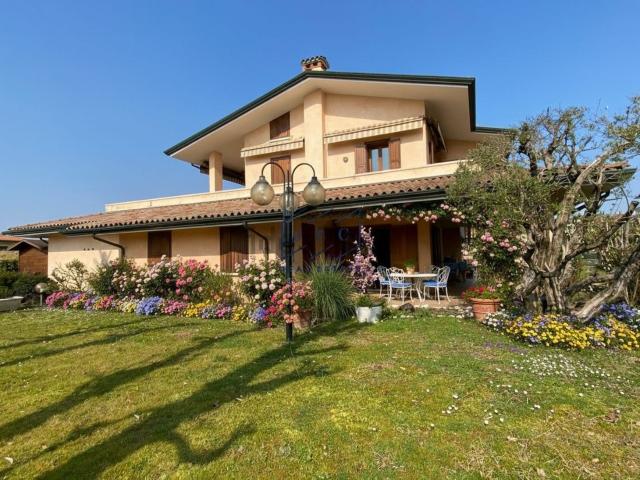 Case e ville in vendita di 390 m²