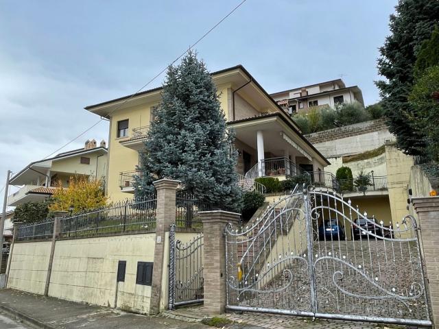 Case e ville in vendita di 390 m² in Via Antonio Monaco