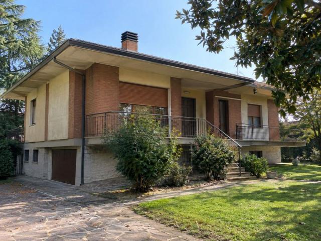 Case e ville in vendita di 390 m² in Via Achille Ferrari