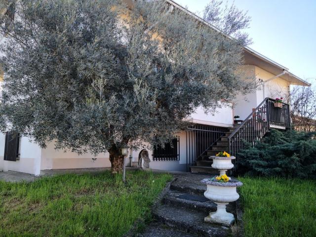 Case e ville in vendita di 390 m² in Via Alessandro Manzoni