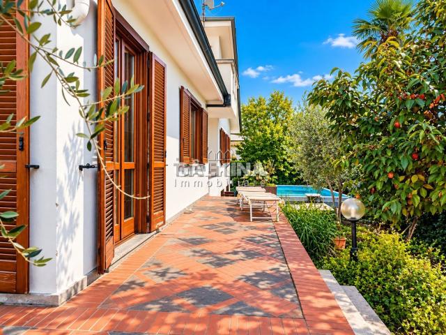 Case e ville in vendita di 445 m² in Via Bissolati