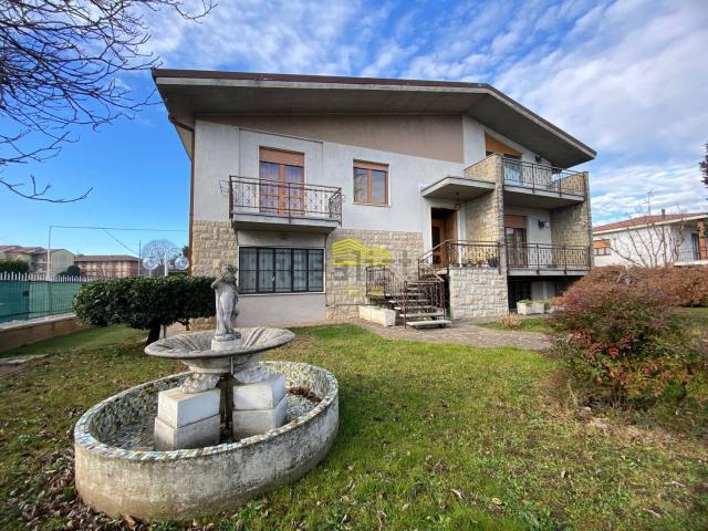 Case e ville in vendita di 390 m² in Via Genova