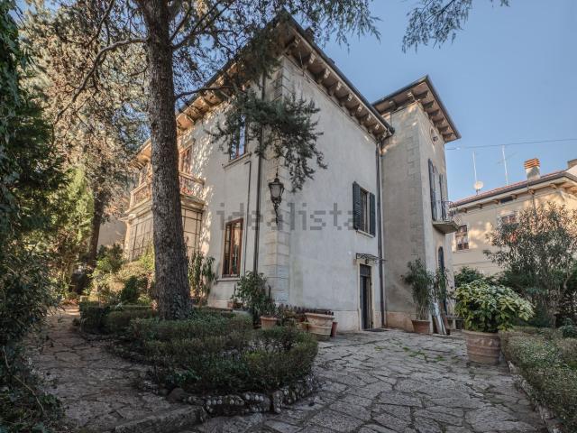 Case e ville in vendita di 390 m² in Via Giuseppe Zamboni, 14
