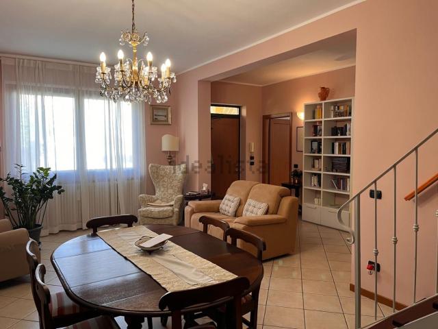 Case e ville in vendita di 390 m² in Via Guglielmo Marconi