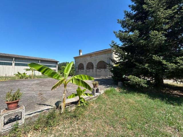 Case e ville in vendita di 390 m² in Via Defendi Semeghini