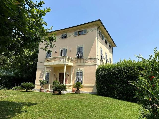 Case e ville in vendita di 390 m² in Via del Centenario