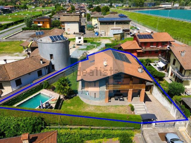 Case e ville in vendita di 390 m² in Via dell&apos Emigrante, 6