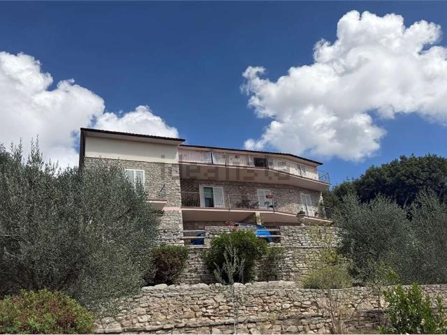 Case e ville in vendita di 390 m² in Via della Pozzolana