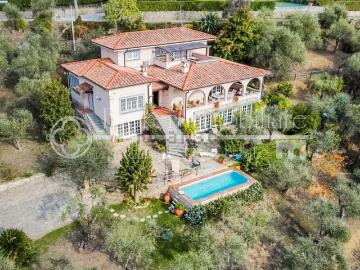 Case e ville in vendita di 390 m² in Via delle Sezioni