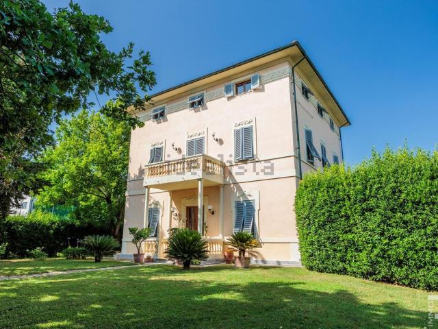 Case e ville in vendita di 390 m² in Via F. Carrara