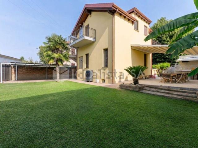Case e ville in vendita di 390 m² in Via Fratelli Bandiera, 14