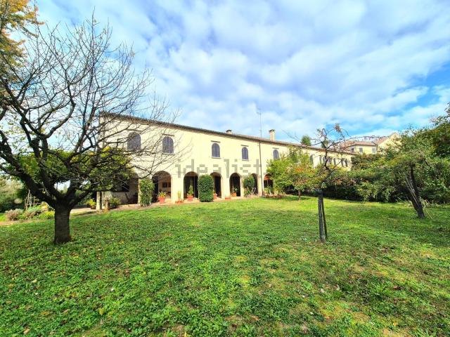Case e ville in vendita di 390 m² in Via Fratelli Benvenuto