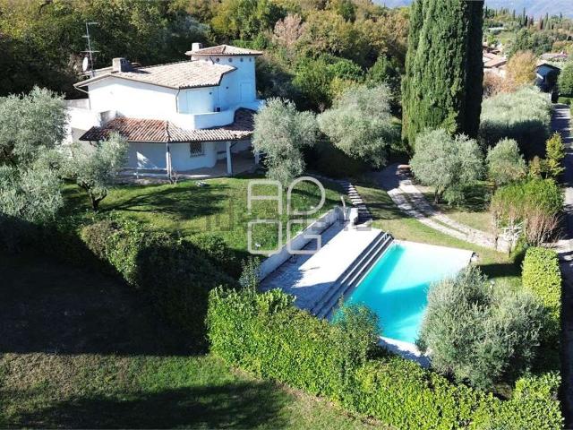 Case e ville in vendita di 390 m² in Via Monte Croce