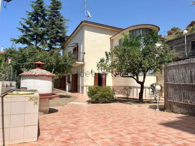 Case e ville in vendita di 390 m² in Via Nazionale