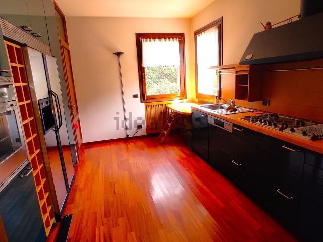 Case e ville in vendita di 390 m² in Via San Michele