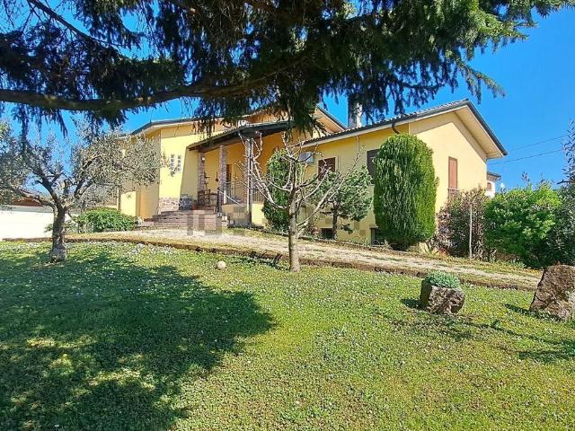 Case e ville in vendita di 390 m² in Via Pozzo Roin, 38