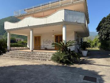 Case e ville in vendita di 390 m² in Via Pizzone