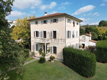 Case e ville in vendita di 390 m² in Via Roma
