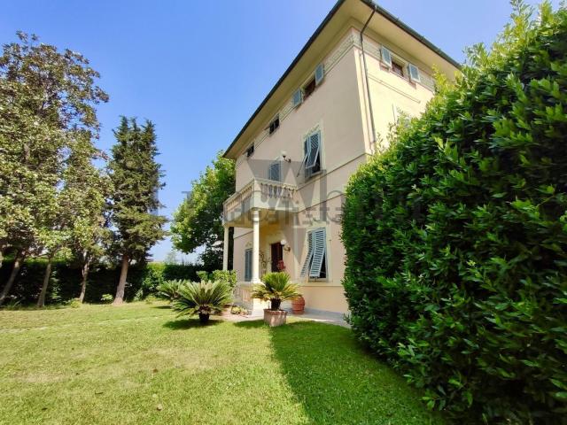 Case e ville in vendita di 390 m² in Via Romana Ovest, 45