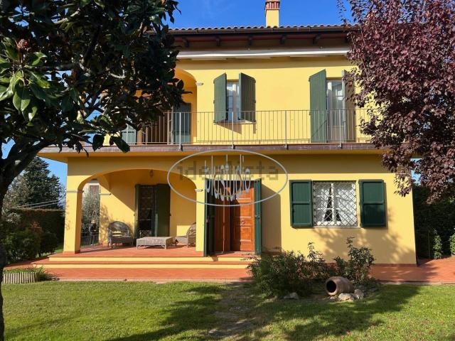 Case e ville in vendita di 390 m² in Viale Tina Anselmi, 2