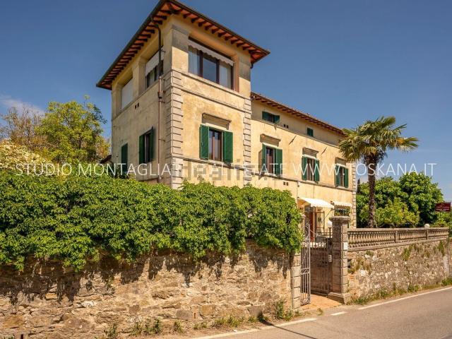 Case e ville in vendita di 390 m² in Viale della Rimembranza, 80