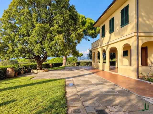 Case e ville in vendita di 390 m² in Viale Panoramico