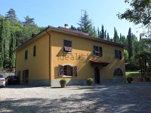 Case e ville in vendita di 392 m² in Via Roma, 41
