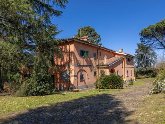 Case e ville in vendita di 392 m² in Località Colleromano