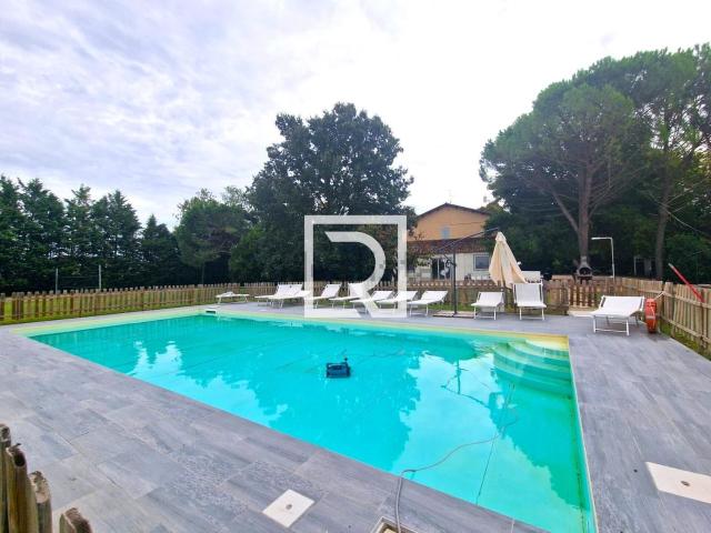 Case e ville in vendita di 393 m² in Via Cella