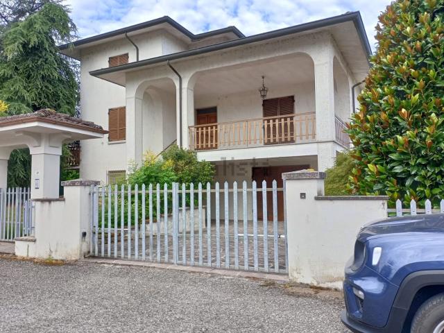 Case e ville in vendita di 394 m² in Via Milano