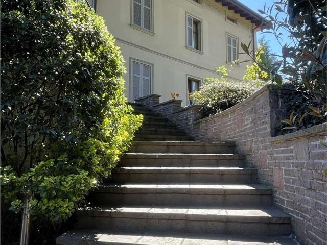 Case e ville in vendita di 394 m² in Via Belvedere, 61