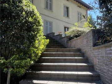 Case e ville in vendita di 394 m² in Via Belvedere, 61