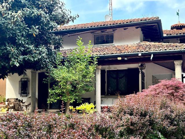 Case e ville in vendita di 394 m² in Via Mario Greppi