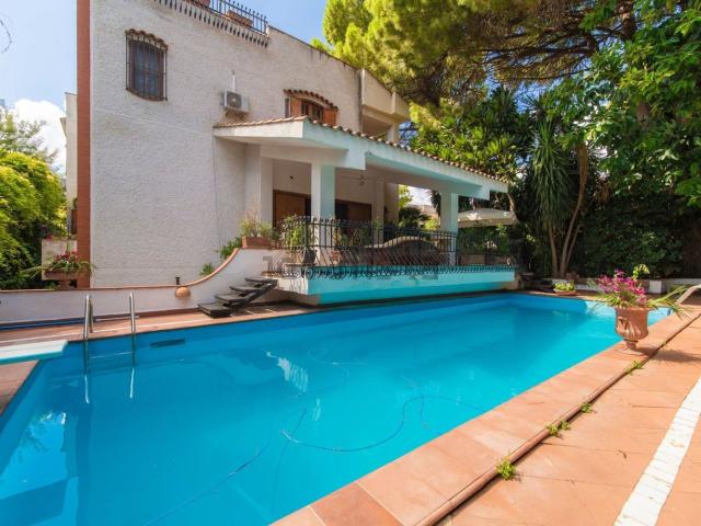 Case e ville in vendita di 395 m² in Via delle Nereidi