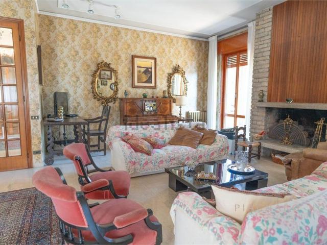 Case e ville in vendita di 395 m² in Via Pirandello, 58