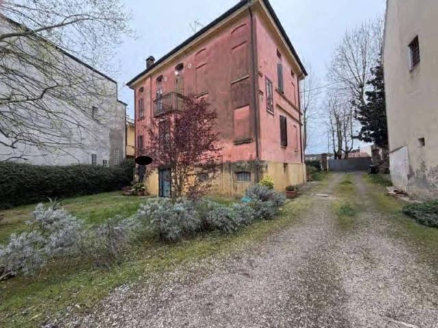 Case e ville in vendita di 396 m² in Via A. Pironi, 68