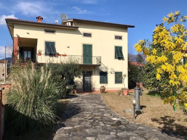 Case e ville in vendita di 398 m²